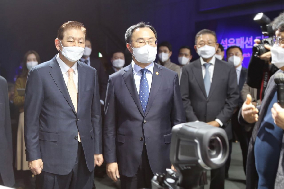 ▲(왼쪽부터) 이상운 섬산련 회장 겸 효성 부회장과 문승욱 산자부 장관이 패션테크 스마트의류 시연회를 참관하고 있다.  (사진제공=섬유산업연합회)