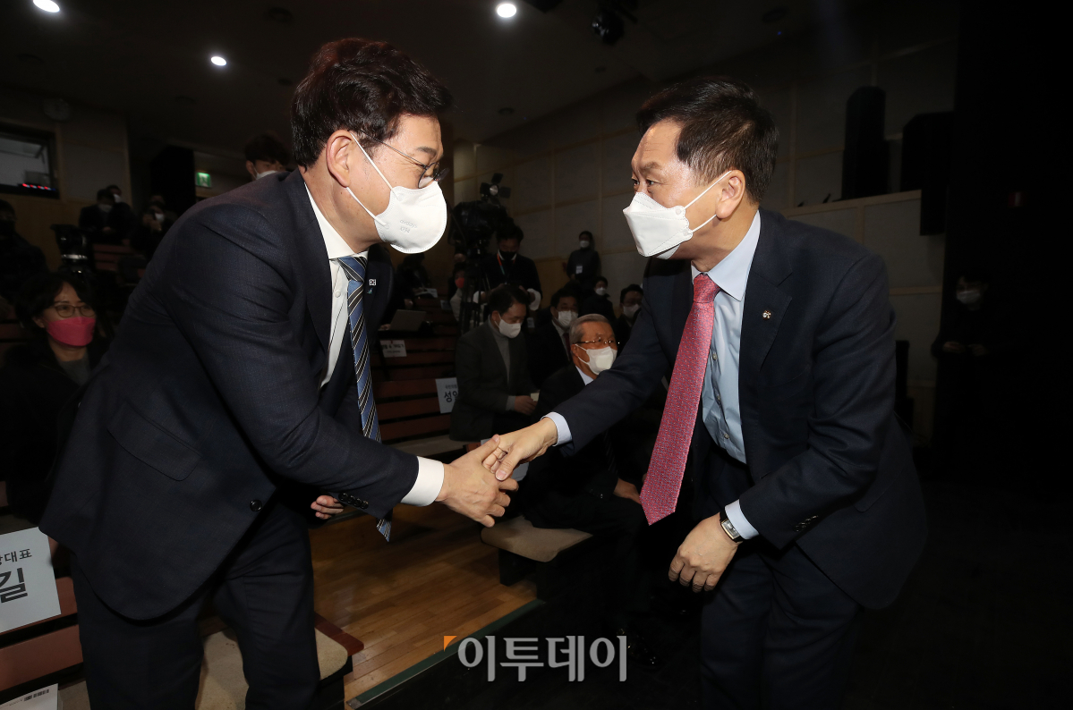 ▲더불어민주당 송영길 대표(왼쪽)와 국민의힘 김기현 원내대표가 10일 오후 서울 마포구 다리소극장에서 열린 국민의힘 김종인 전 총괄선대위원장의 저서 '왜 대통령은 실패하는가' 출간 기념 청년포럼에서 인사하고 있다. (이투데이)