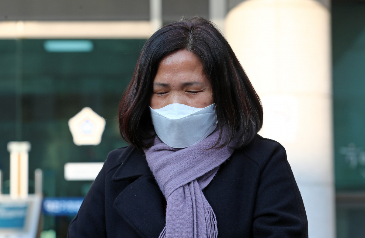 ▲한국서부발전 태안화력발전소에서 발생한 고(故) 김용균 노동자 사망 사건 관련자들에 대한 1심 선고가 내려진 10일 오후 대전지법 서산지원 앞에서 고인의 어머니 김미숙씨가 눈을 감고 있다. (연합뉴스)