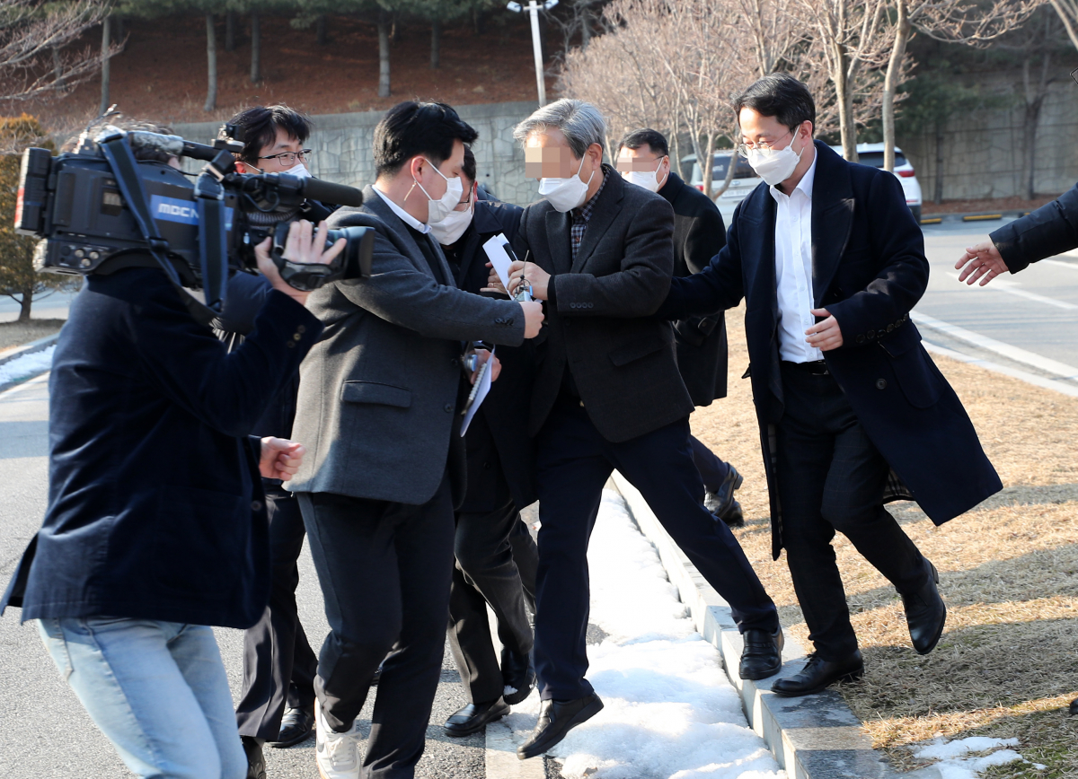 ▲한국서부발전 태안화력발전소에서 발생한 고(故) 김용균 노동자 사망 사건 관련자들에 대한 1심 선고가 내려진 10일 오후 무죄 선고를 받은 한국서부발전 김병숙 전 대표가 대전지법 서산지원을 나와 차량으로 이동하고 있다. (연합뉴스)