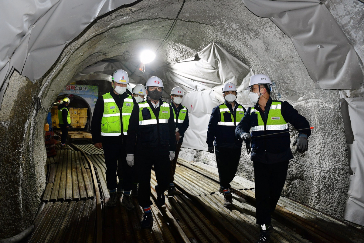 ▲정승일 한국전력 사장이 10일 경기도 용인의 전력구 공사현장에서 안전점검을 하고 있다.  (사진제공=한국전력)