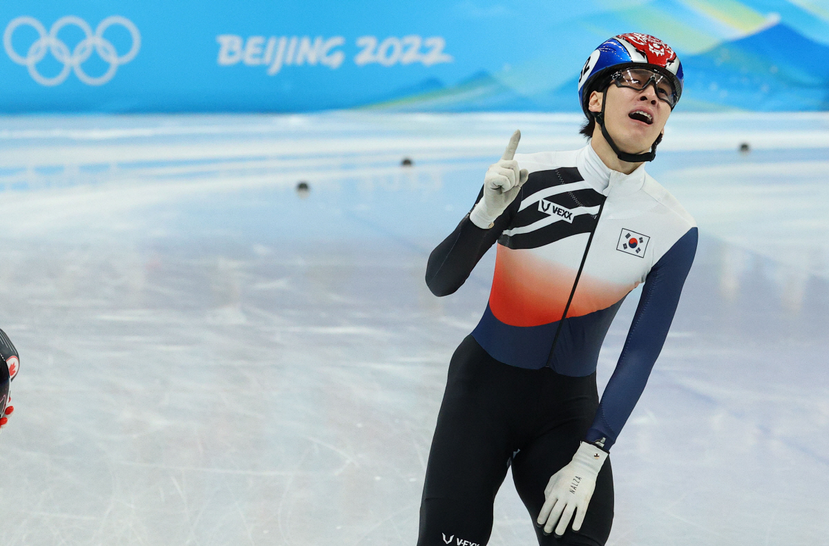 ▲한국 쇼트트랙 대표팀 황대헌이 9일 오후 중국 베이징 캐피털 실내 경기장에서 열린 2022 베이징 동계올림픽 쇼트트랙 남자 1500m 결승에서 1위로 결승선을 통과한 뒤 환호하고 있다. (연합뉴스)
