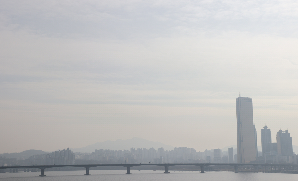 ▲초미세먼지 농도 ‘나쁨’을 나타낸 27일 서울 시내가 희뿌옇다. (연합뉴스)