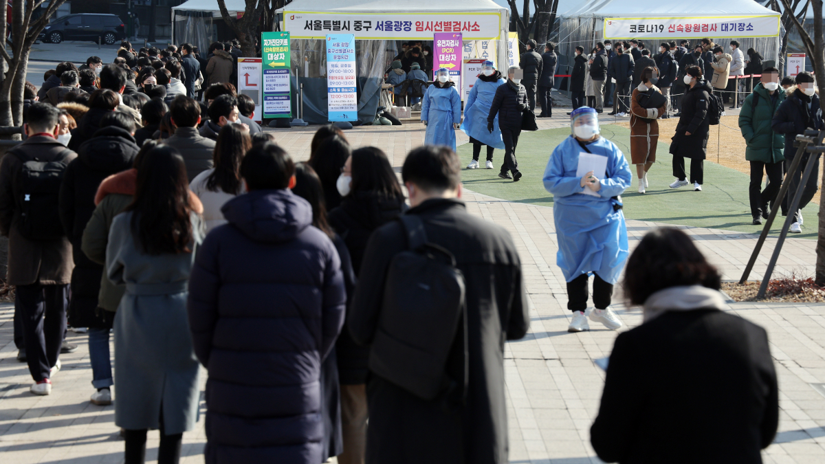 ▲10일 오전 서울광장 선별진료소에서 시민들이 검사를 기다리고 있다. (연합뉴스)