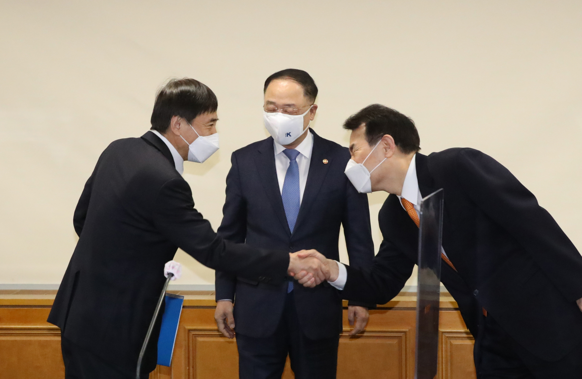 ▲11일 오전 서울 중구 은행회관에서 열린 확대 거시경제금융회의 참석 인사. 왼쪽부터 이주열 한국은행 총재, 홍남기 경제부총리 겸 기획재정부 장관, 정은보 금융감독원장 (한국은행)