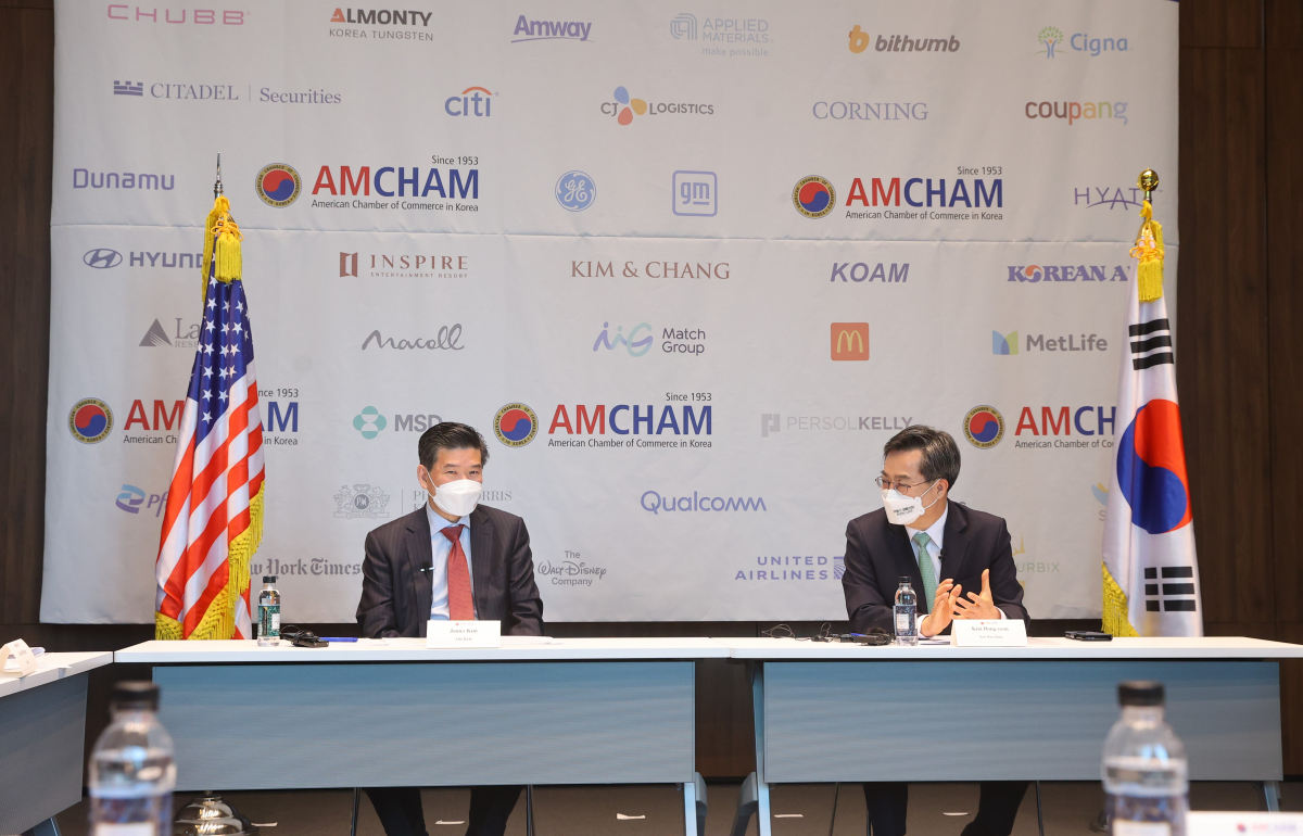 ▲김동연(오른쪽) 새로운물결당 대선 후보가 11일 주한미국상의 주관 '특별 간담회'에서 발언하고 있다. (사진제공=암참)