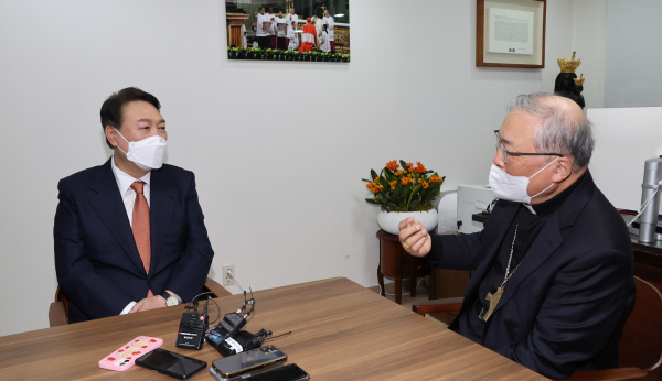 ▲국민의힘 윤석열 대선 후보가 11일 오전 서울 종로구 가톨릭대 강성삼관에서 염수정 추기경을 예방, 이야기를 나누고 있다.  (연합뉴스)