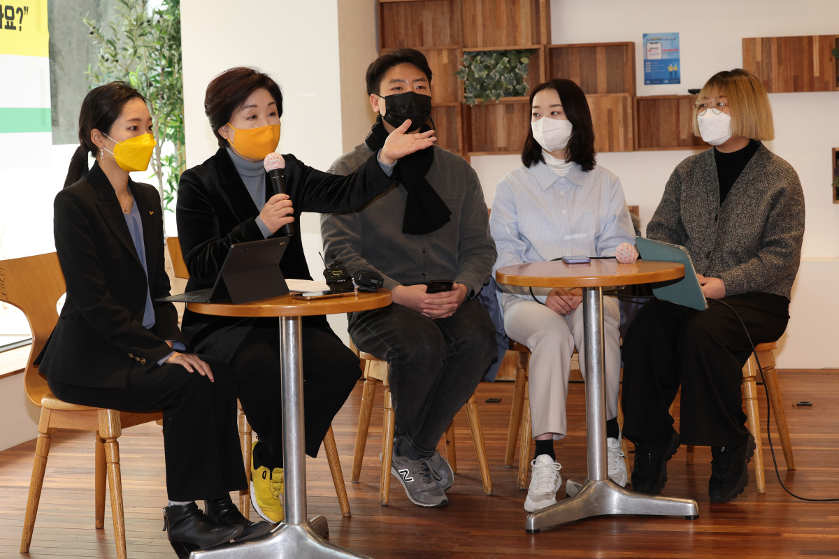 ▲심상정(왼쪽 두번째) 정의당 대선후보가 7일 여의도 한 카페에서 연금개혁안을 발표한 뒤 90년대생과 연금개혁 관련 간담회를 하고 있다.  (국회사진기자단)