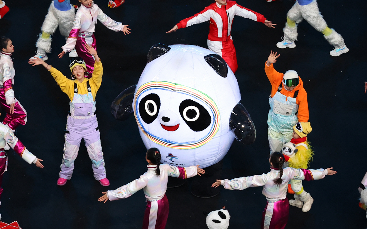▲(빙둔둔) 4일 오후 중국 베이징 국립경기장에서 열린 2022 베이징 동계올림픽 개회식에서 펼쳐진 식전 공연에서 베이징 동계올림픽 마스코트인 빙둔둔이 등장한 모습.
