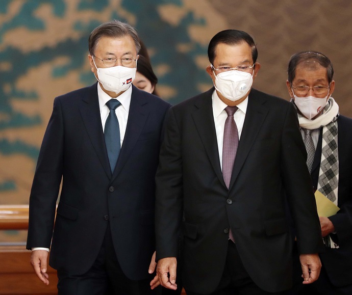 ▲<YONHAP PHOTO-5556> 훈센 캄보디아 총리와 입장하는 문재인 대통령    (서울=연합뉴스) 안정원 기자 = 문재인 대통령과 훈센 캄보디아 총리가 11일 청와대에서 열린 면담 참석을 위해  접견실로 입장하고 있다. 2022.2.11    jeong@yna.co.kr/2022-02-11 14:56:34/<저작권자 ⓒ 1980-2022 ㈜연합뉴스. 무단 전재 재배포 금지.>