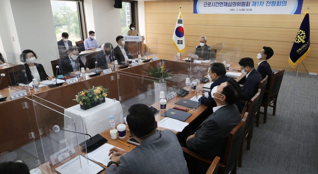 ▲문성현 경제사회노동위원회 위원장이 지난해 7월 6일 서울 종로구 경사노위 대회의실에서 열린 근로시간면제심의위원회 발족식 및 제1차전원회의에서 인사말을 하고 있다.