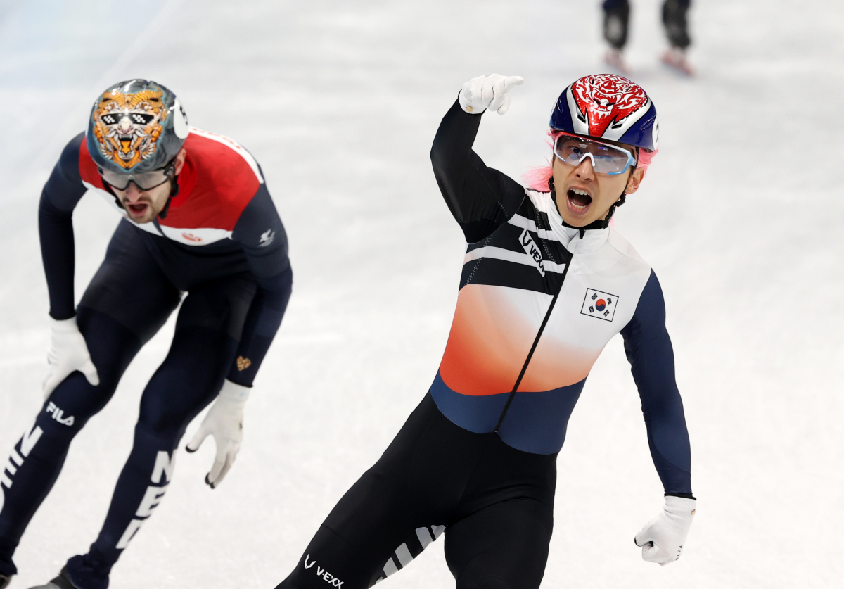 ▲11일 오후 중국 베이징 캐피털 실내경기장에서 열린 2022 베이징동계올림픽 쇼트트랙 남자 5000m 계주 준결승, 한국 곽윤기가 결승 진출한 뒤 기뻐하고 있다.  (뉴시스)