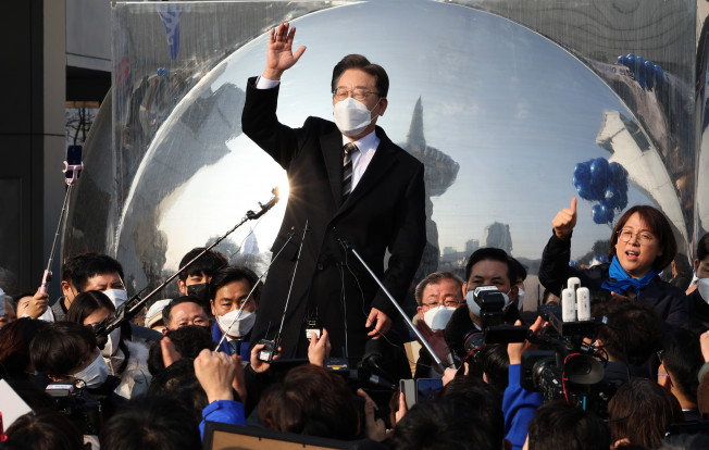 ▲더불어민주당 이재명 대선후보가 12일 대전시 유성구 대전e스포츠경기장 드림아레나에서 대전 공약을 발표하기 전 대전 시민들에게 지지를 호소하고 있다.  (연합뉴스)