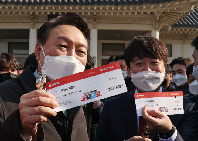 ▲국민의힘 윤석열 대선 후보가 12일 오전 전주역에서 이준석 대표와 공약홍보 '열정열차' 탑승 전 열차표를 들어 보이고 있다.  (연합뉴스)