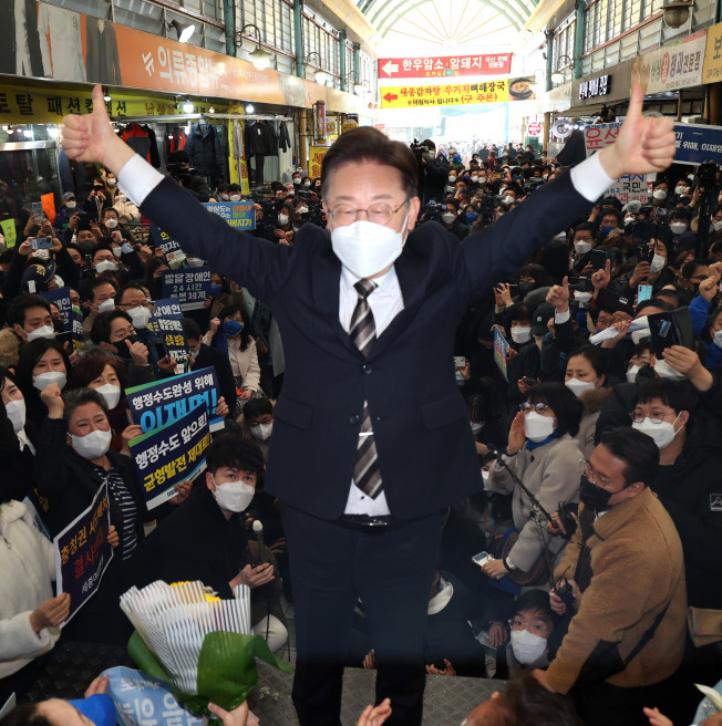 ▲더불어민주당 이재명 대선후보가 12일 세종시 조치원읍 세종전통시장에서 시민에게 손을 들어 인사하고 있다. (연합뉴스)
