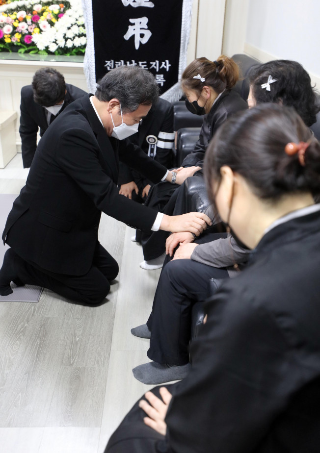 ▲더불어민주당 이낙연 전 대표가 12일 전남 여수시 제일병원 장례식장을 찾아 여천 NCC 3공장 폭발사고로 목숨을 잃은 노동자의 유족들을 위로하고 있다.  (연합뉴스)