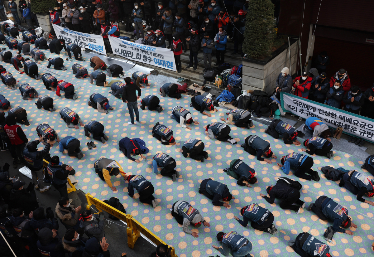 ▲CJ대한통운 택배노조 조합원들이 점거 농성 사흘째인 12일 오전 서울 중구 CJ대한통운 본사 앞에서 대화를 촉구하고 파업 사태의 조속한 해결을 위한 108배를 하고 있다. (연합뉴스)