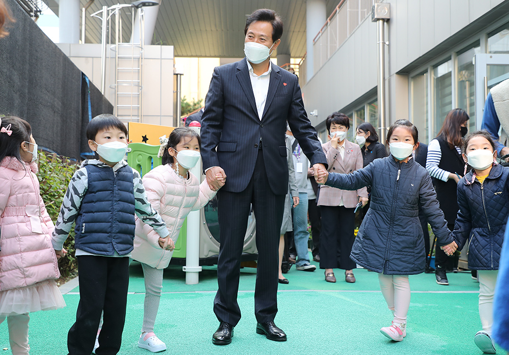 ▲지난해 11월 서울형 공유 어린이집 현장 방문에 나선 오세훈 서울시장이 서울 영등포구 늘해랑어린이집을 찾아 아이들의 놀이활동에 참여하고 있다.  (뉴시스)