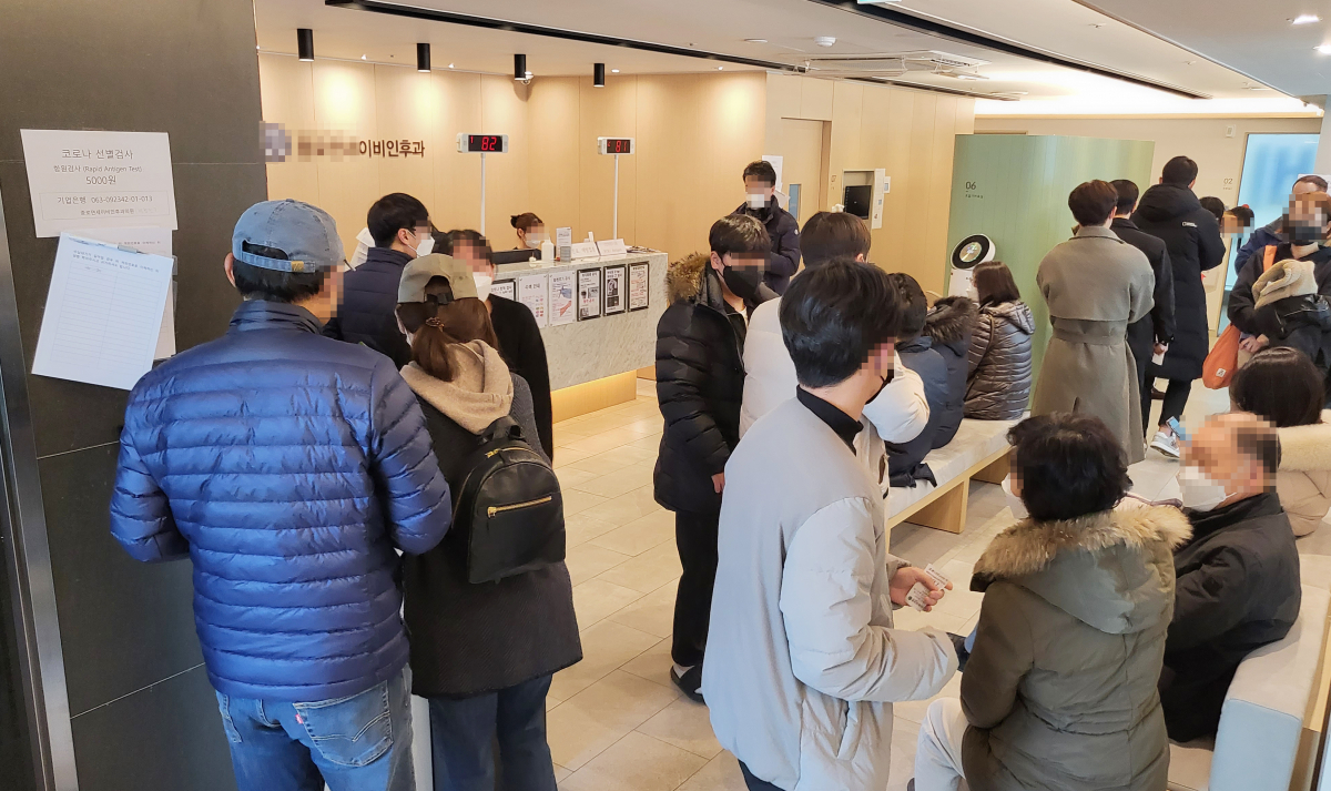 ▲11일 서울 시내 한 병원에 코로나19 검사를 받으려는 시민 등이 몰려 북적이고 있다. (연합뉴스)