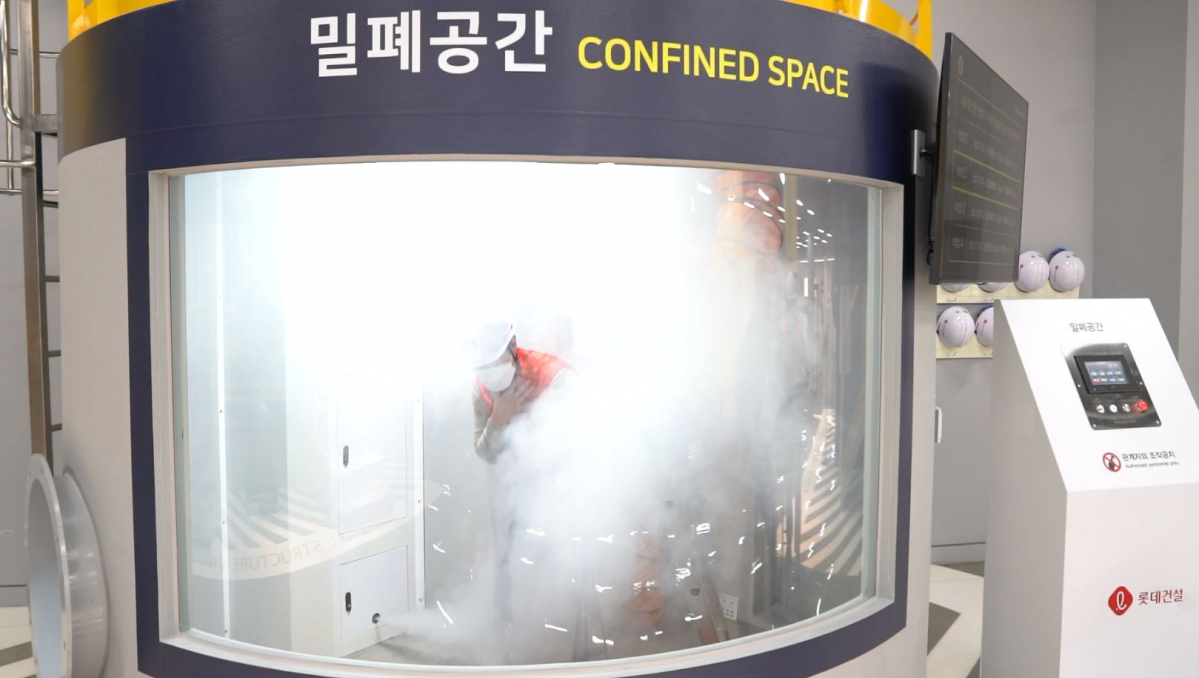 ▲안전체험관에서 롯데건설 직원이 밀폐공간 체험을 진행 중이다. (사진제공=롯데건설)