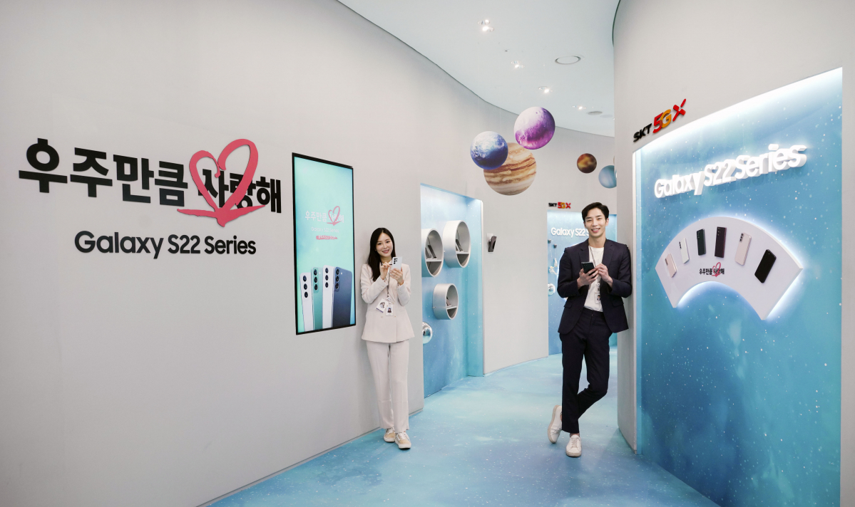 ▲SK텔레콤 홍보모델들이 홍대 T팩토리 매장에서 갤럭시S22 제품을 소개하고 있다. (사진제공=SK텔레콤)