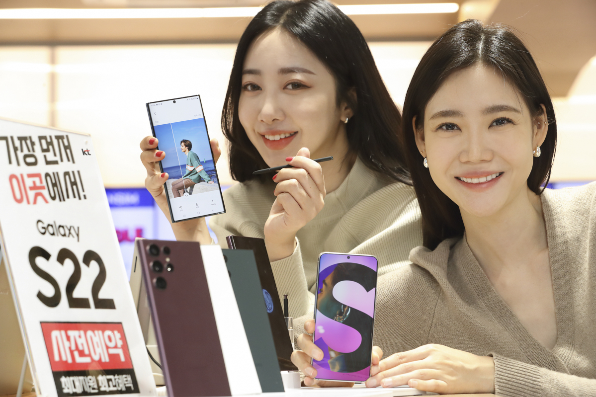 ▲KT 모델들이 KT 매장에서 갤럭시S22 사전 예약을 안내하고 있다.  (사진제공=KT)