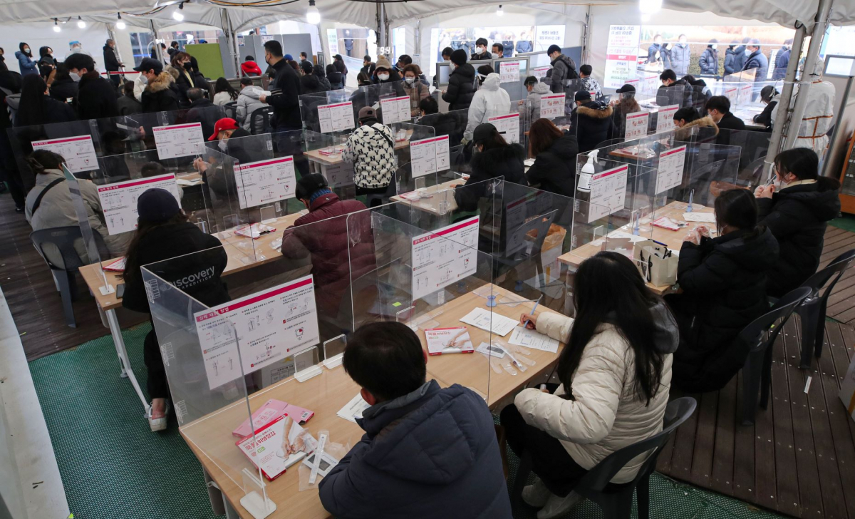 ▲코로나19 신규 확진자가 5만4941명으로 역대 최다를 기록한 12일 오전 서울 송파구 보건소 선별진료소에서 시민들이 신속항원검사를 받고 있다. (뉴시스)