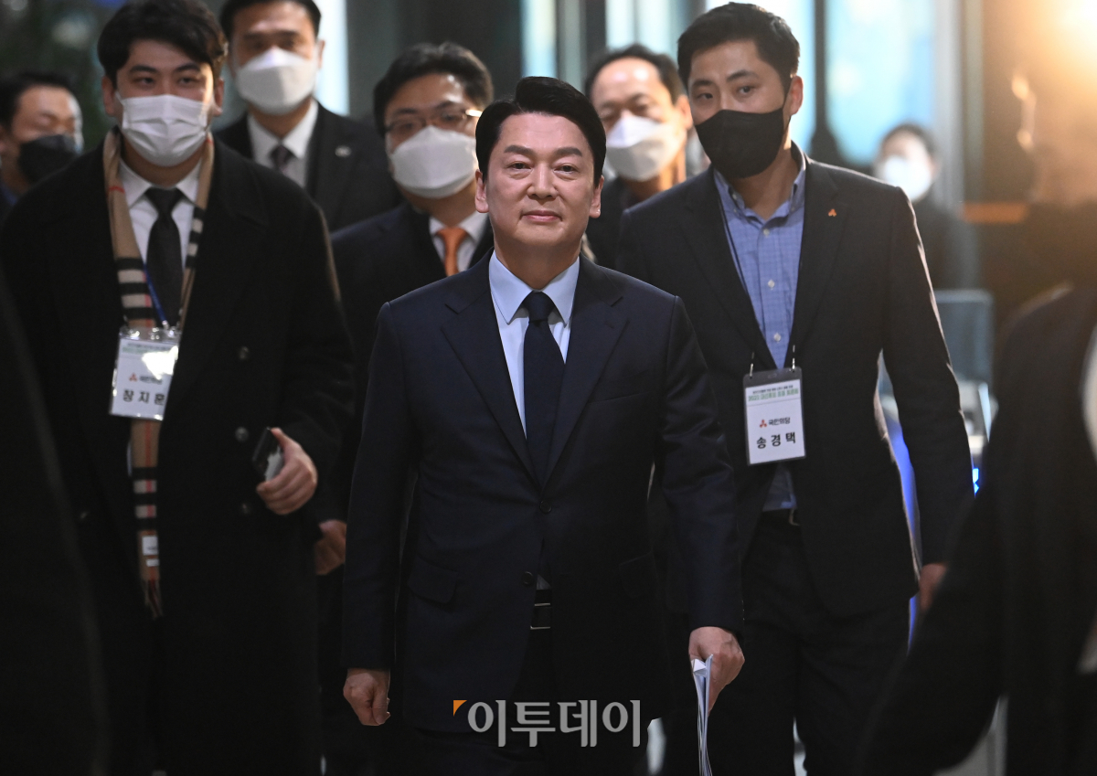 ▲안철수 국민의당 대선 후보가 11일 오후 서울 중구 매경미디어센터에서 열린 한국기자협회 주최 방송 6개사 공동 주관 2022 대선후보 초청 토론회에 참석하고 있다. (국회사진취재단)