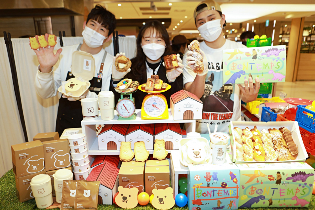 ▲2월 13일, 서울 중구 소공동에 위치한 본점 지하1층 '이슈 디저트 팝업스토어'에서 브랜드 대표들이 '다양한 디저트'를 직접 홍보하는 모습 (사진제공=롯데쇼핑)