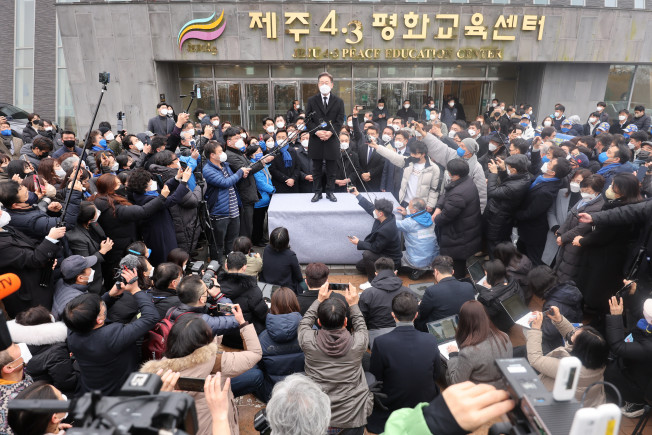 ▲더불어민주당 이재명 대선후보가 13일 제주도 제주시 제주 4·3 평화교육센터에서 제주공약을 발표하기 전 즉석연설을 하고 있다.  (연합뉴스)