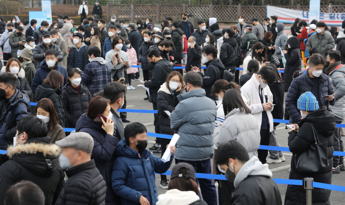 ▲코로나19 신규 확진자가 5만6431명으로 역대 최다를 기록한 13일 오후 서울 송파구 잠실종합운동장 제2주차장 임시선별검사소에서 시민들이 검사를 받기위해 줄 서 있다.  (뉴시스)