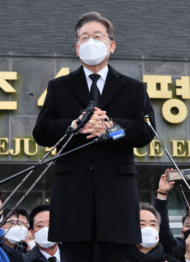 ▲더불어민주당 이재명 대선후보가 13일 제주도 제주시 제주 4·3 평화교육센터에서 제주공약을 발표하기 전 즉석연설을 하고 있다.  (연합뉴스)