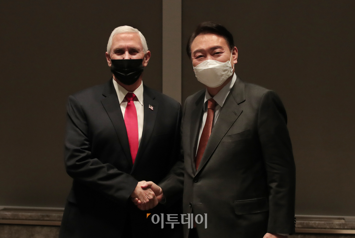 ▲윤석열 국민의힘 대선 후보가 13일 서울시 송파구 롯데시그니엘서울호텔에서 마이크 펜스 전 미국 부통령과 면담에 앞서 악수하고 있다. (국회사진취재단)