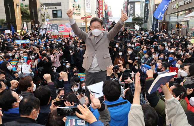 ▲더불어민주당 이재명 대선후보가 12일 충북 청주시 상당구 성안길에서 즉석연설을 마친 뒤 지지자들에게 인사하고 있다.  (연합뉴스)