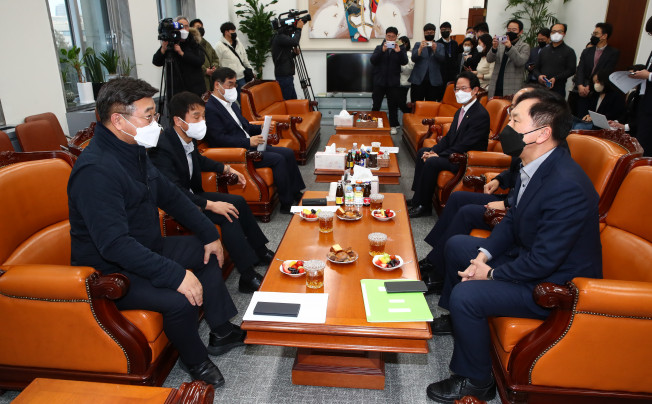 ▲13일 오후 국회 운영위원회 위원장실에서 여야 원내대표, 원내수석부대표, 예결위 간사 회담이 열리고 있다. 왼쪽부터 시계방향 더불어민주당 윤호중 원내대표, 한병도 원내수석부대표, 맹성규 예결위 간사, 국민의힘 류성걸 예결위 간사, 추경호 원내수석부대표, 김기현 원내대표. (연합뉴스)