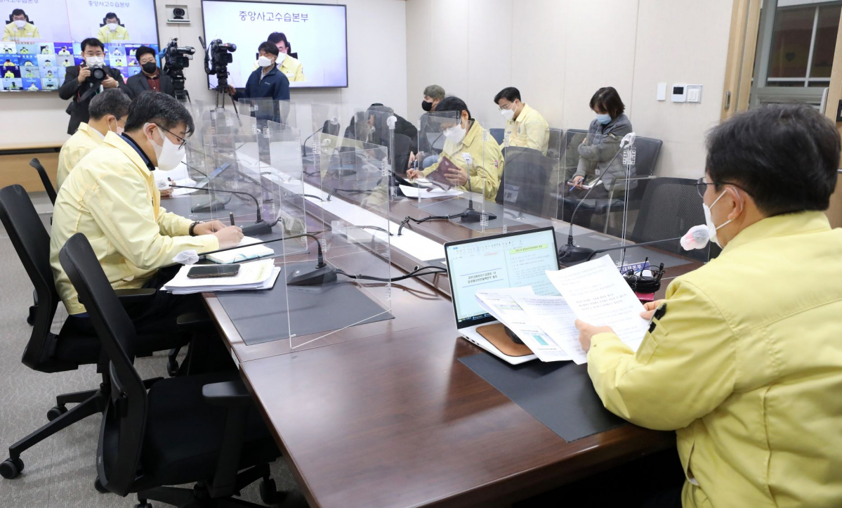 ▲권덕철 중앙재난안전대책본부 1차장(보건복지부 장관)이 14일 오전 정부세종청사에서 열린 코로나19 대응 중대본 회의에서 모두발언을 하고 있다. (뉴시스)