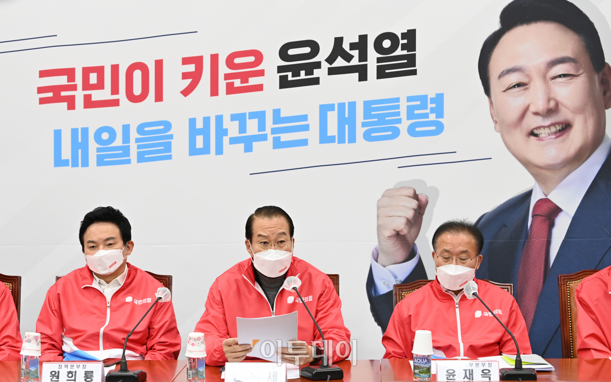 ▲권영세 국민의힘 선거대책본부장(가운데)이 14일 오전 서울 여의도 국회에서 열린 선거대책본부 전체회의에서 발언하고 있다. (국회사진취재단)