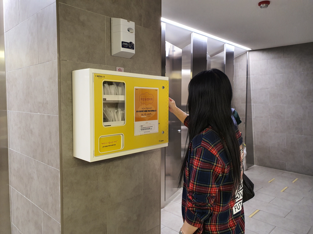 ▲비상용생리대를 이용하는 시민 (사진제공=서울시)