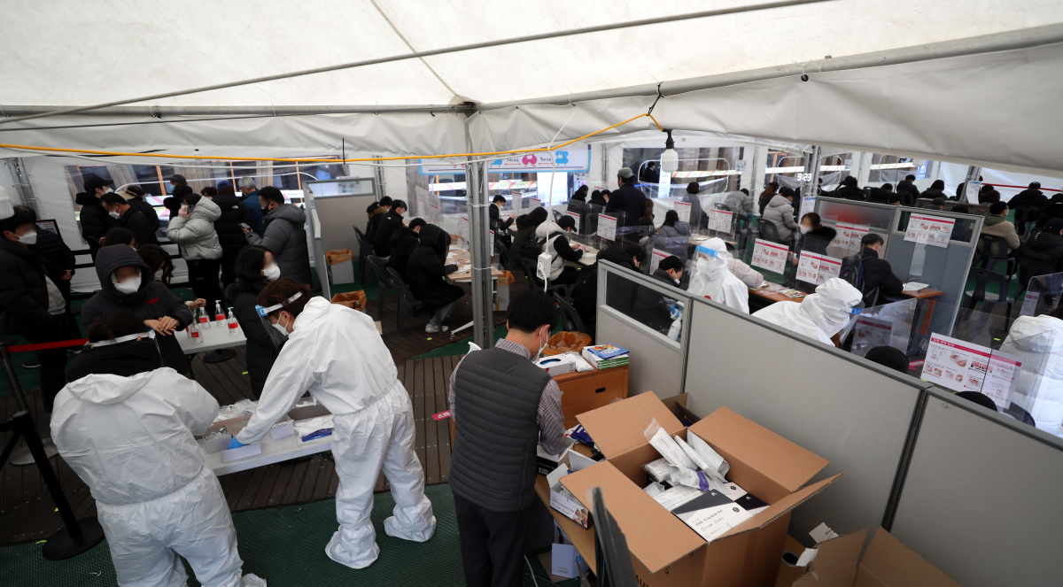 ▲코로나19 신규 확진자수가 닷새째 5만명대를 기록한 14일 오전 서울 송파구 선별진료소에서 시민들이 코로나19 신속항원검사를 하고 있다. (뉴시스)