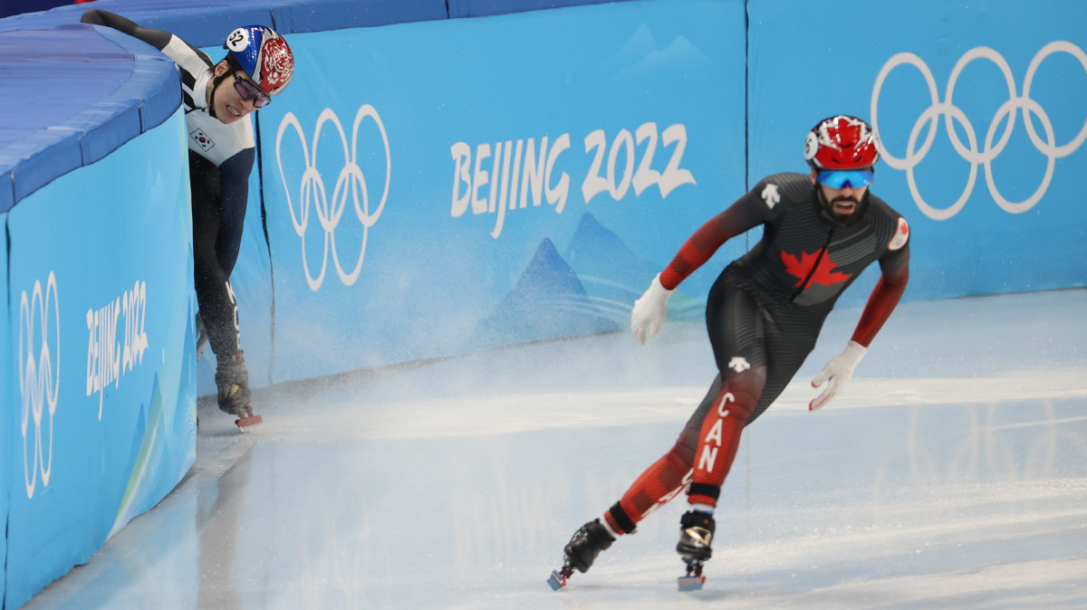 ▲13일 오후 중국 베이징 캐피털 실내경기장에서 열린 2022 베이징 동계올림픽 쇼트트랙 남자 500m 준결승 경기. 한국 황대헌이 추월을 시도하다 캐나다 스티븐 뒤부아와 충돌한 뒤의 모습. (뉴시스)
