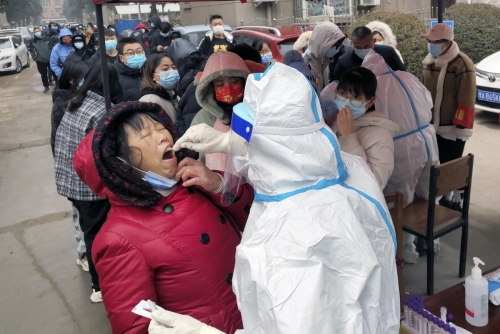 ▲지난달 10일(현지시간) 중국 허난성 안양시의 화현에서 한 의료인이 주민들을 대상으로 코로나19 검사를 하고 있다. 안양/AP뉴시스
