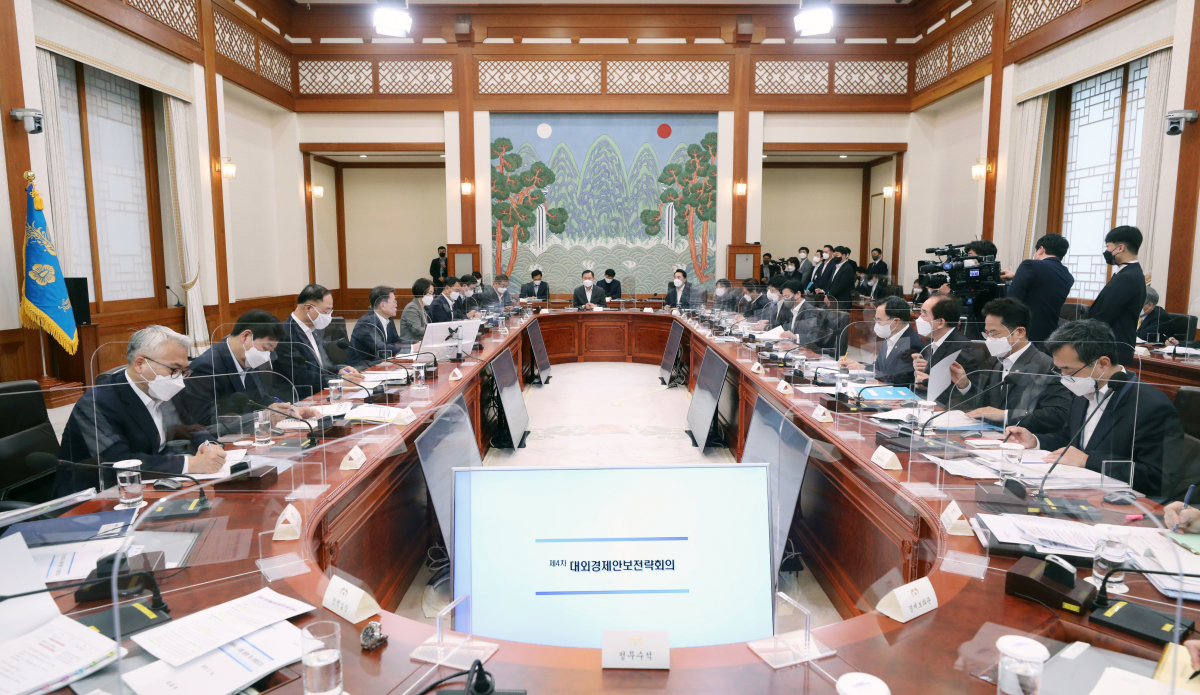 ▲문재인 대통령이 14일 오후 청와대에서 대외경제안보전략회의를 주재하고 있다. (연합뉴스)