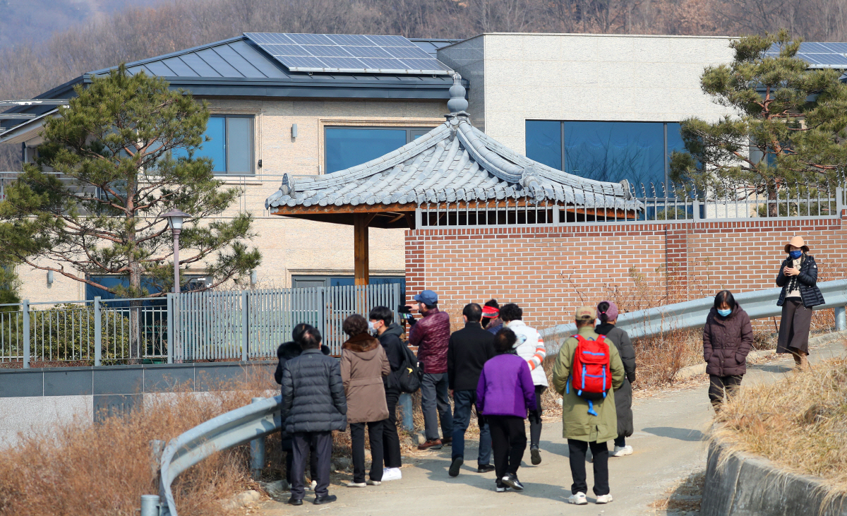 ▲(연합뉴스) 박근혜 전 대통령이 퇴원 후 머무를 것으로 알려진 대구 달성군 한 전원주택에 13일 사람들의 발길이 이어지고 있다.
