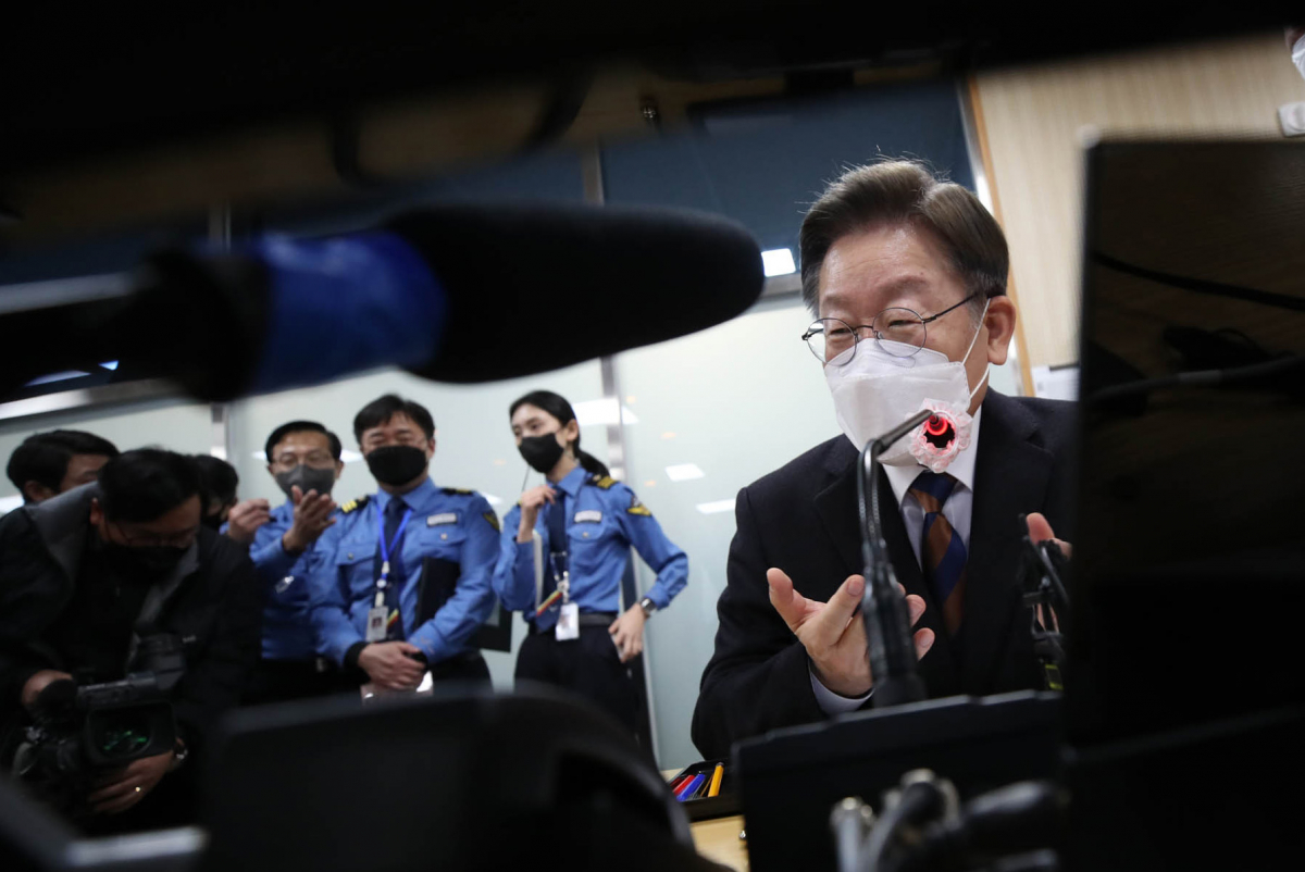 ▲이재명 더불어민주당 대선후보가 제20대 대통령 선거 공식 선거운동이 시작된 15일 자정 부산 영도구 부산항 해상교통관제센터(VTS)를 찾아 항해 중인 화물선박 근무자들과 통화를 하며 격려하고 있다. (공동취재사진단)