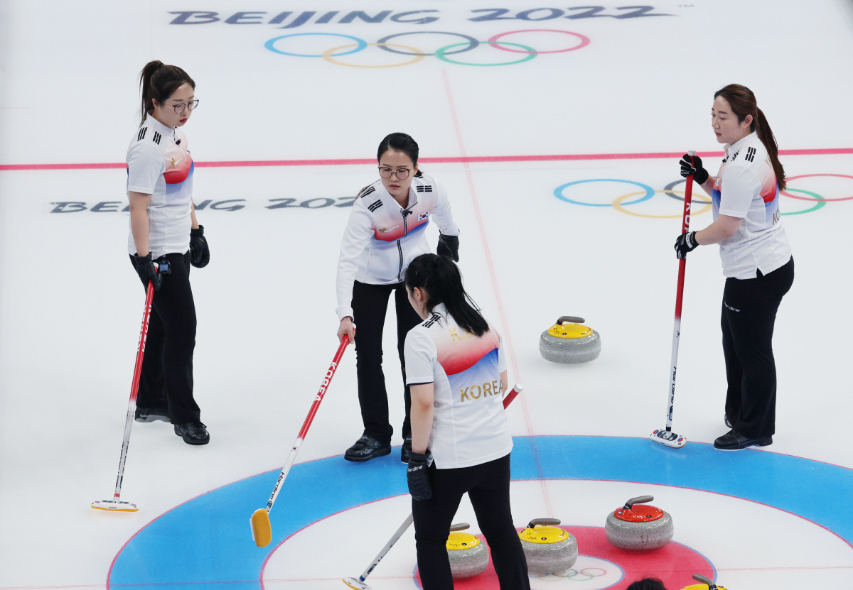 ▲한국 컬링 대표팀 팀킴이 14일 오후 중국 베이징 국립 아쿠아틱 센터에서 열린 2022 베이징 동계올림픽 여자 컬링 리그 6차전 한국과 일본의 경기에서 작전 구상을 하고 있다. (연합뉴스)
