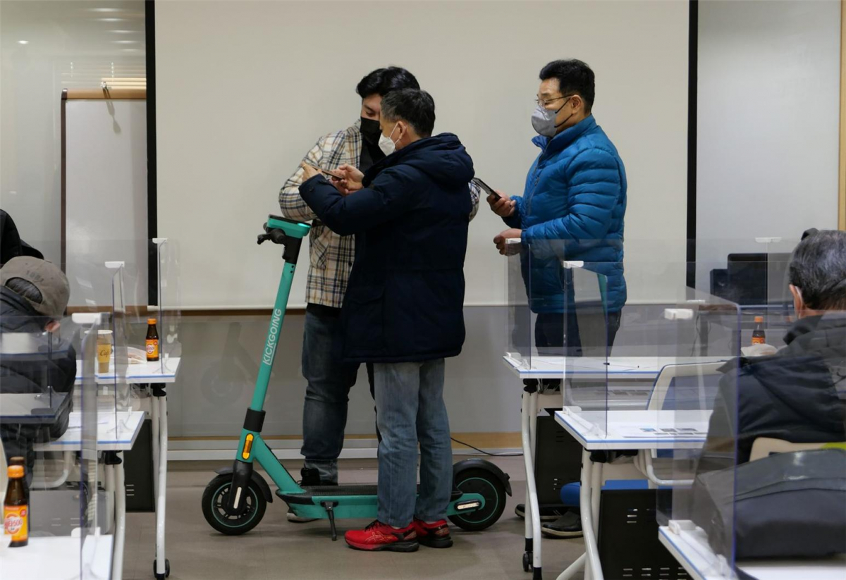 ▲송파구 시니어 전동킥보드 서포터즈가 교육을 받고 있다. (사진제공=송파구)