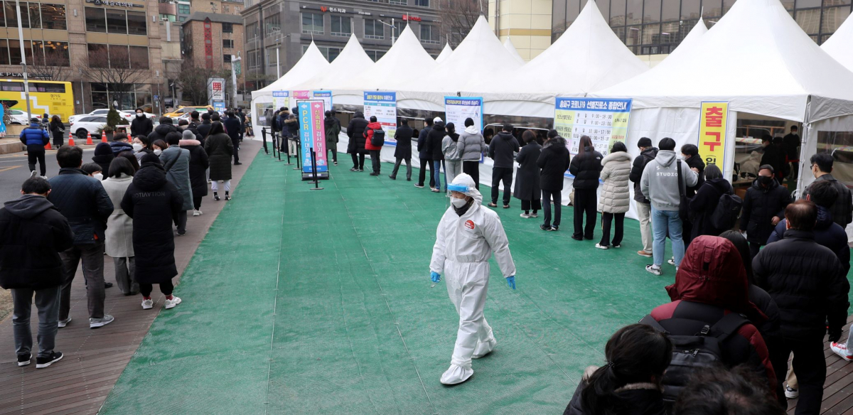 ▲코로나19 신규 확진자수가 닷새째 5만명대를 기록한 14일 오전 서울 송파구 선별진료소에서 시민들이 코로나19 검사를 받기 위해 길게 줄지어 서 있다. (뉴시스)