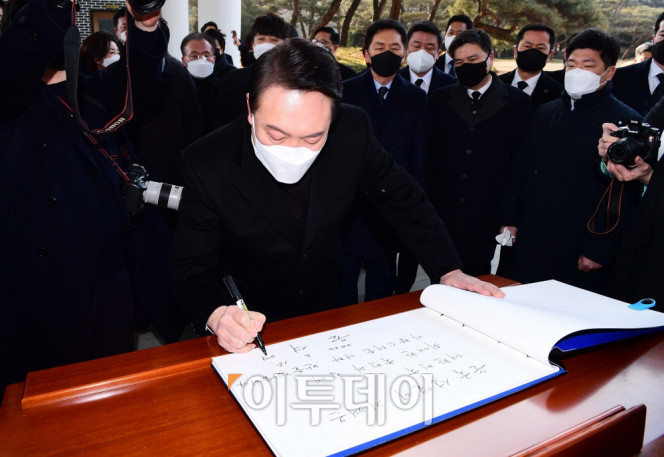▲윤석열 국민의힘 대선후보가 대선 공식선거운동 첫날인 15일 서울 동작구 국립서울현충원을 찾아 참배한 뒤 방명록을 작성하고 있다. 신태현 기자 holjjak@ (이투데이DB)