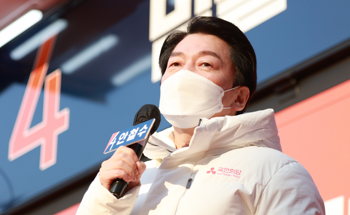 ▲국민의당 안철수 대선후보가 15일 오전 대구 중구 반월당역 인근에서 첫 유세를 하고 있다.  (연합뉴스)