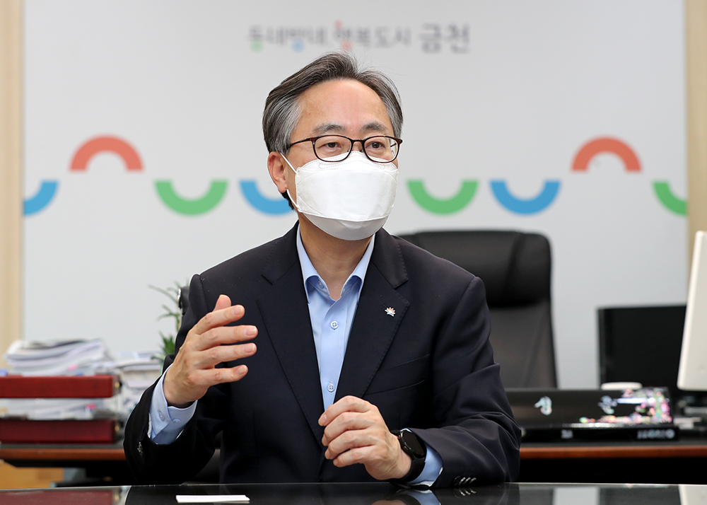▲유성훈 금천구청장 15일 이투데이를 만나 공군부대 이전과 관련 "현재 이전 후보지가 없는 상황에서 완전 이전을 고집하는 것은 도시 발전의 저해 요인을 남겨두는 것"이라고 설명했다. (사진제공=금천구)